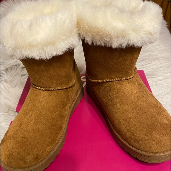 SO Paulina Women’s Faux-Fur Winter Boots Color: Chesnut Size: 6.5 - Picture 3 of 4
